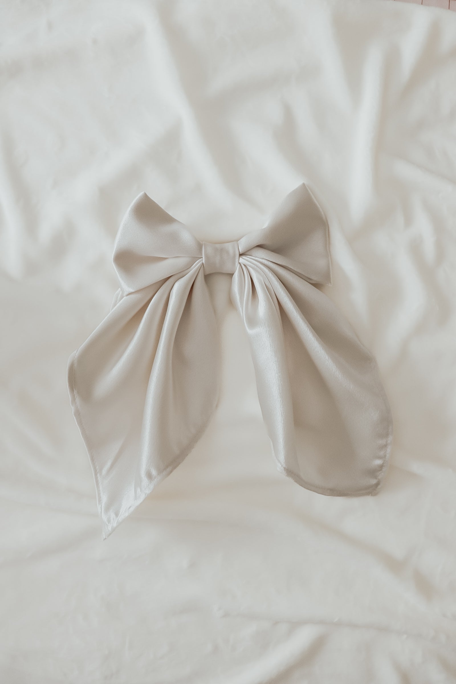 Ivorie Holiday Luxury Large Bow Clip